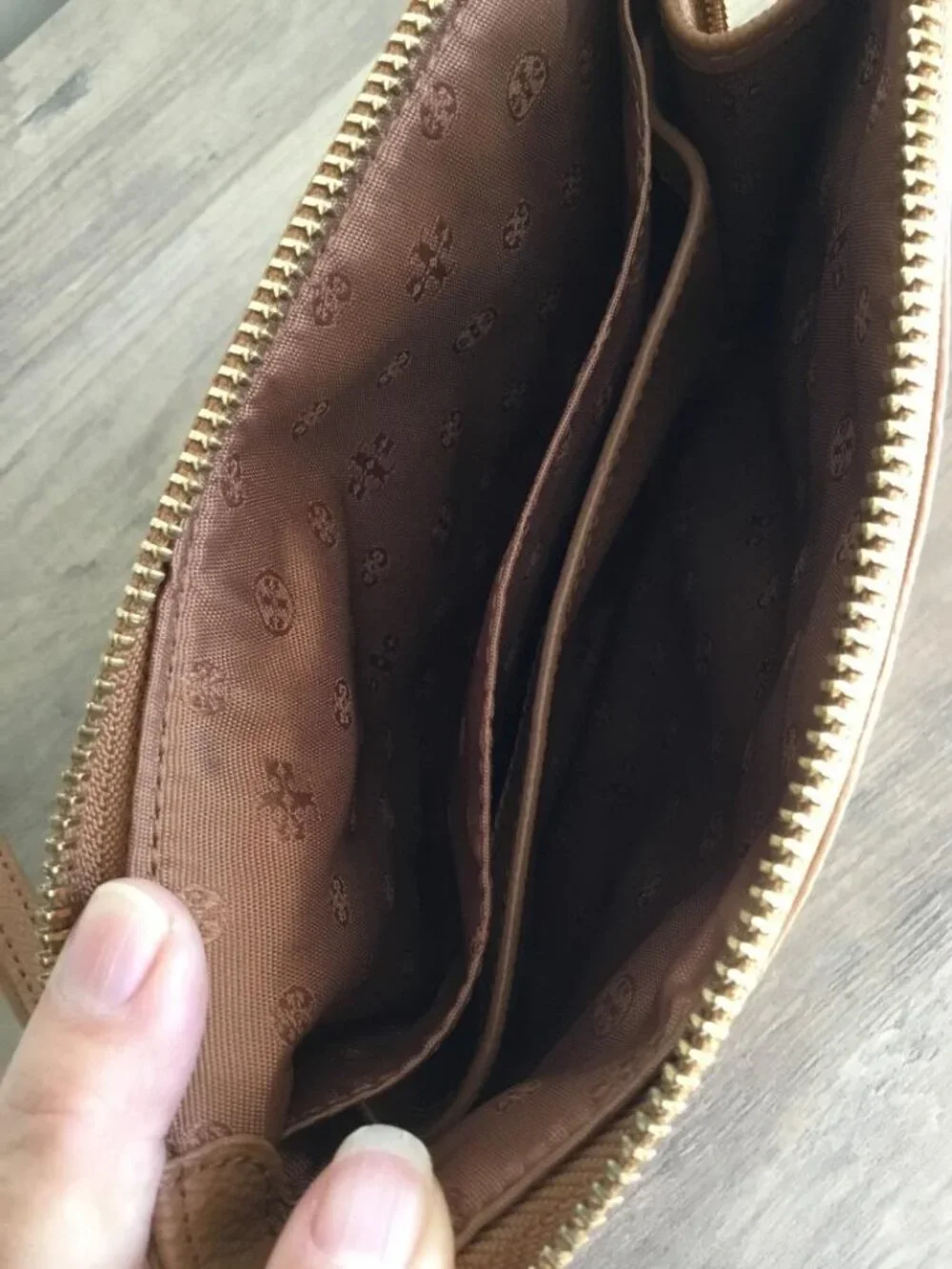 Tory Burch Landon Zip Top Brown Pebbled Leather Wristlet w/Gold Hardware & Dusty - Picture 4 of 6